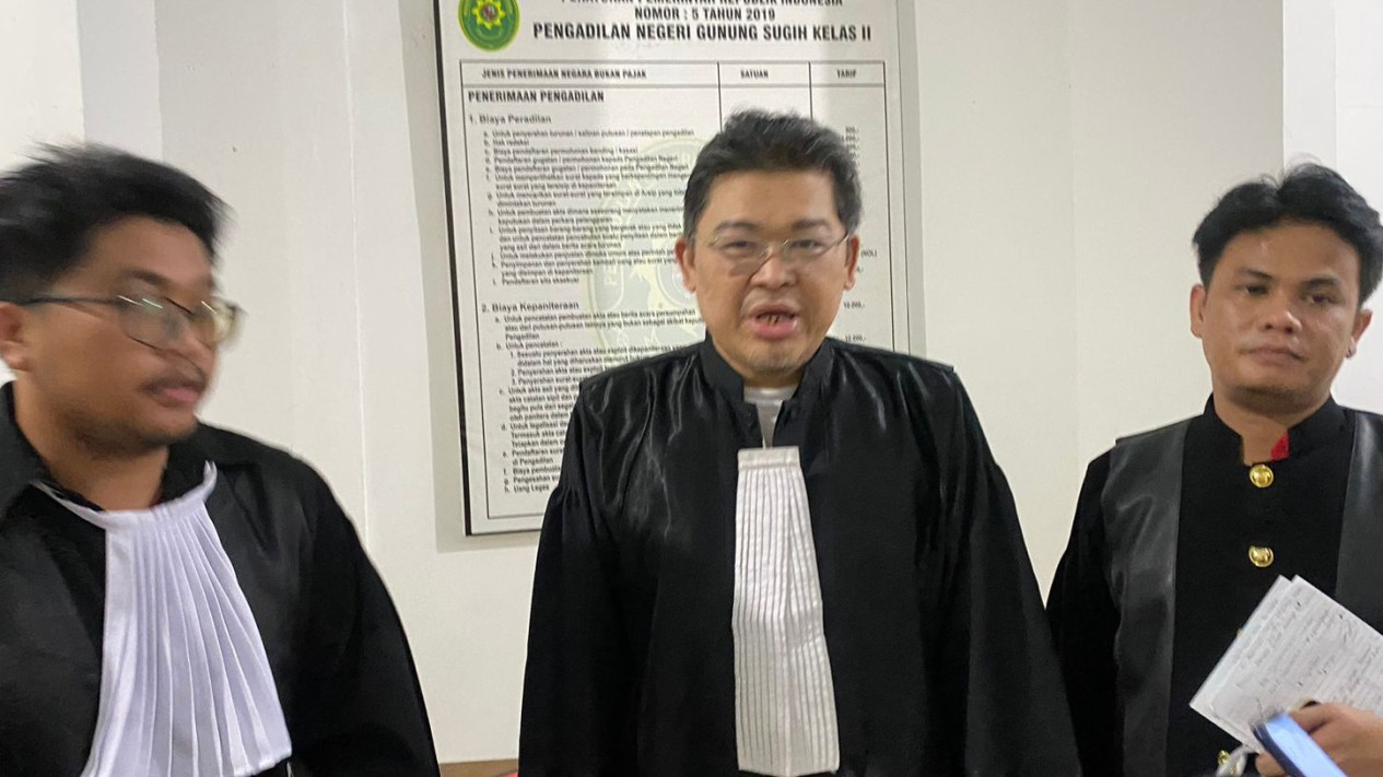 Kasus Pencurian Genset, Kakek 72 Tahun Dituntut 1,6 Tahun Penjara, Hakim PN Gunung Sugih Lampung Diminta Terapkan Nilai Keadilan
            - galeri foto