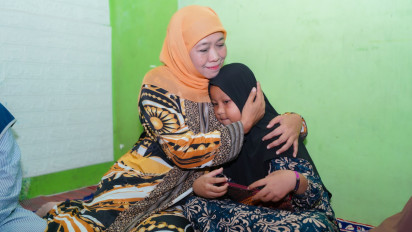 Khofifah Takziyah ke Rumah Duka Keluarga Daris di Situbondo, Saksi Khofifah-Emil yang Meninggal Dunia Usai Bertugas