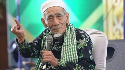 Setelah Shalat Maghrib Baca Amalan ini agar Utang Langsung Lunas dan Rezeki Datang Seluas Samudera, Kata Mbah Moen