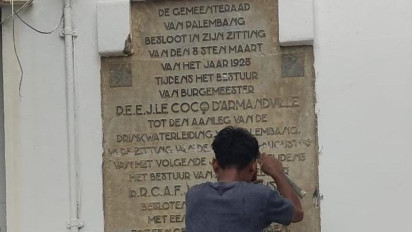 Berusia 96 Tahun Prasasti Kantor Ledeng Buatan Belanda Ditemukan di Kantor Wali Kota Palembang