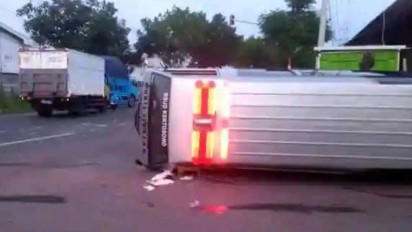 Truk Boks Tabrak Ambulans RSUD Kertosono hingga Terguling di Baron Nganjuk, Diduga Akibat Kurang Hati-hati