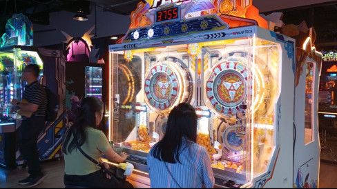 Yuk Coba Arena Bowling Profesional dan Simulator Golf di Arena Arcade ...