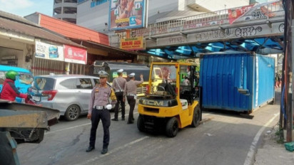 Truk Kontainer Tersangkut di Jembatan Kereta Bogor Berhasil Dievakuasi, Polisi: Ada Kerusakan