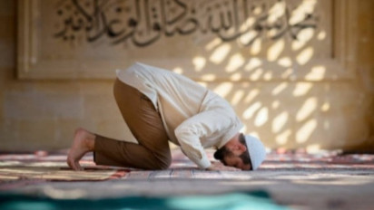 Cara Sujud Sahwi yang Benar, Sebelum atau Setelah Salam? Ustaz Adi Hidayat Katakan…