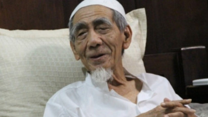 Pesan Mbah Moen: Kanjeng Nabi Itu Melihat, Maka Kalau Baca Shalawat Itu Harus…