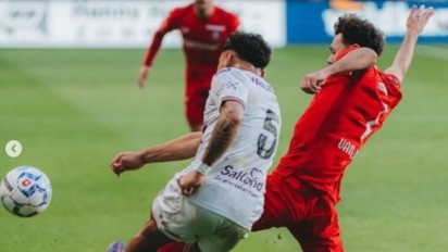 Mees Hilgers Absen, FC Twente Lakukan Comeback Luar Biasa atas Go Ahead Eagles di Eredivisie 2024-2025