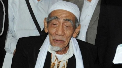 Enam Amalan yang Disarankan Mbah Moen Dirutinkan Setiap Hari, Salah Satunya Baca Surat Ad Dukhan Saat…