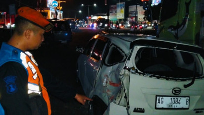 Nekat Terobos Palang, Minibus di Kediri Tertabrak Kereta Api