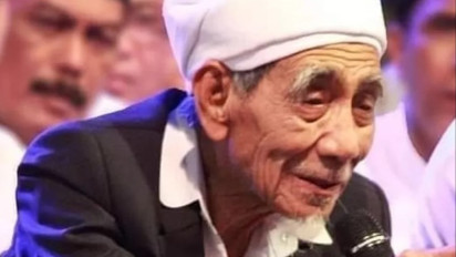 Mulai Sekarang Jangan Buang Ludah Sembarangan di Tempat ini, Mbah Moen Ingatkan Bikin Rezeki Sempit dan Hidup Miskin