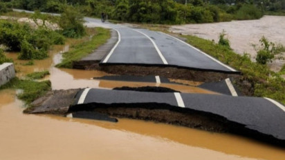 Jalan Provinsi di Pesisir Selatan Putus Akibat Banjir