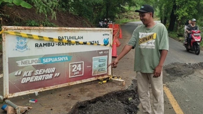 Jalan Penghubung Malang - Blitar Ambles Akibat Longsor, Warga Lakukan Perbaikan Sementara