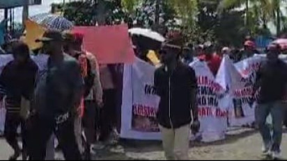 Desak Pemungutan Suara Ulang (PSU),  Ratusan Warga di Raja Ampat Gelar Aksi Unjuk Rasa