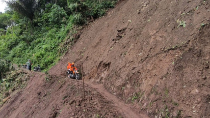 Tebing Longsor Tutup Jalan Desa di Madiun, Belasan KK Terisolir