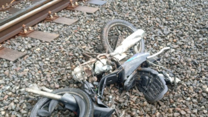 Kereta Api Argo Semeru Tertemper Sepeda Motor di Perlintasan Stasiun Kedungdang dan Stasiun Wojo