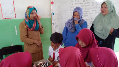 Kembali Mengajar, Supriyani Dapat Kejutan dari Anak Muridnya