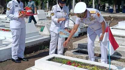 Sambut Hari Armada RI, Panglima Armada RI Ziarah dan Tabur Bunga di TMP 10 Nopember