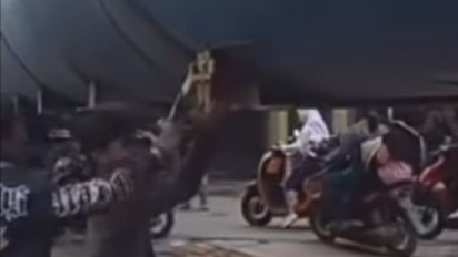 Viral Sejumlah Truk Bawa Cerobong Raksasa Berhenti di Jalan Pasar Babelan Bekasi, Bikin Macet!