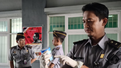 Petugas Rutan Kelas 1 Makassar Jalani Tes Urin Narkotika