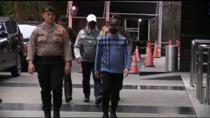 Tanpa Diborgol, Pj Wali Kota Pekanbaru Risnandar Digiring ke Gedung Merah Putih KPK