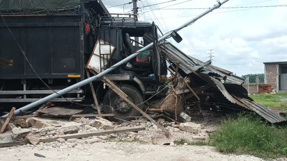 Akibat Rem Blong, Truk Tronton Tabrak Warung Makan di Pati
