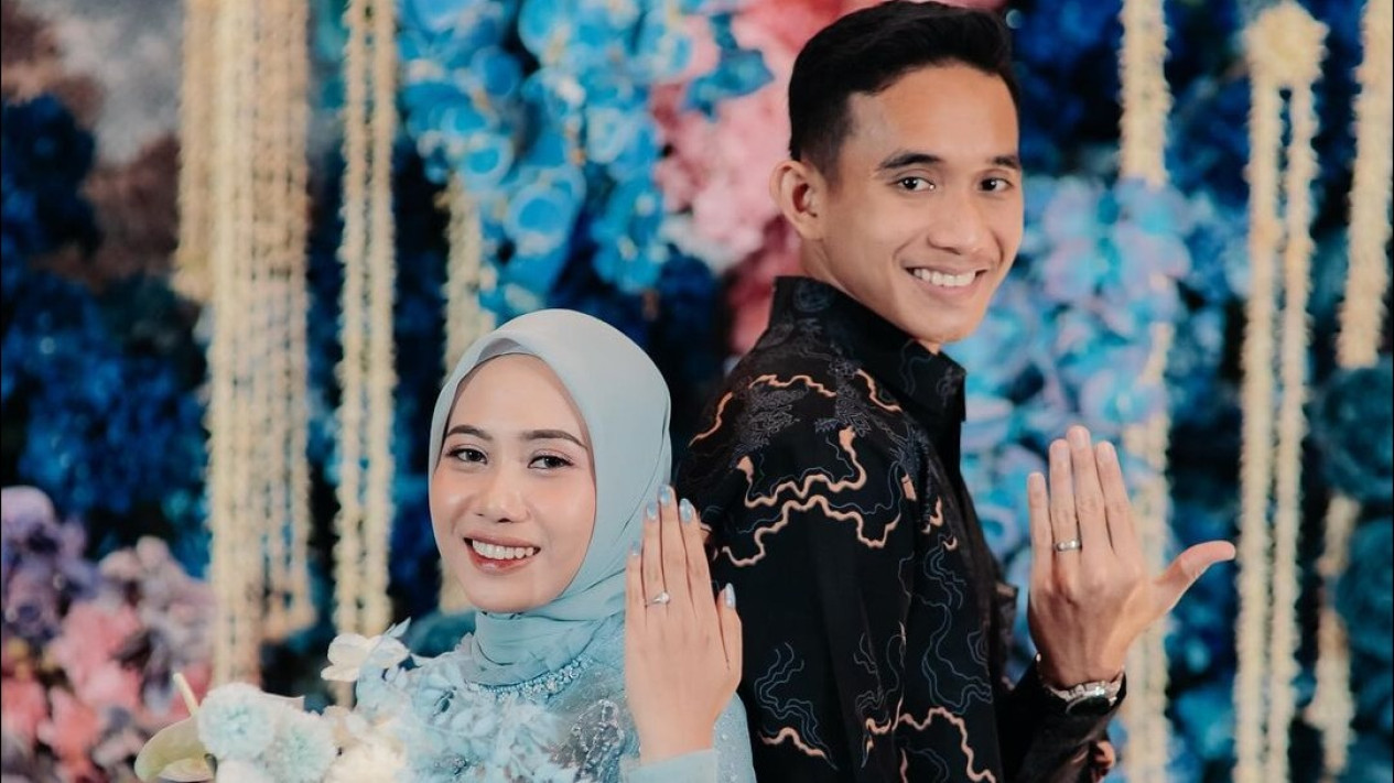 Kisah Romantis Rizky Ridho dan Sendy Aulia yang Sudah Resmi Bertunangan: Berpacaran 8 Tahun Sejak SMA, Kesetiaannya Menginspirasi
            - galeri foto