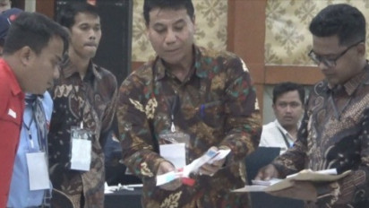 Rekapitulasi Perolehan Suara Pilkada Diwarnai Protes hingga Aksi Buka Kotak Suara