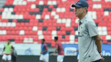 Pelatih Timnas Indonesia, Shin Tae-yong Memantau Para Pemain Latihan Jelang Piala AFF 2024