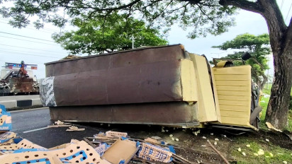 Tabrakan Truk Boks, Mobil Pikap dan Sepeda Motor di JLS Pati, 4 Orang Luka Luka