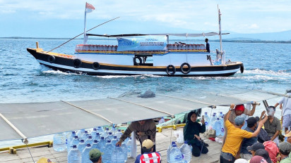 Buntut Krisis Kekeringan, Warga Gili Ketapang Terima Bantuan Air Bersih