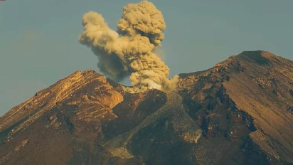 Gunung Semeru Erupsi Semburkan Kolom Abu Setinggi 700 Meter, BPBD : Waspada Potensi Erupsi Susulan