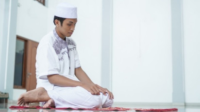 Kebiasaan Tutup Mata saat Shalat karena Susah Khusyuk, Apakah Sah Ibadahnya? Kata Buya Yahya Hukumnya dalam Islam Tetap....