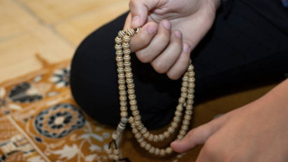 Lebih Baik Shalawat Pakai Sayyidina Atau Tidak? Ustaz Adi Hidayat Jelaskan Ini…