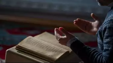 Ilustrasi membaca amalan sholawat khusus di hari Jumat