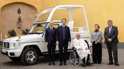 Paus Fransiskus Dapat Popemobile Mercedes Benz SUV G-Class EV