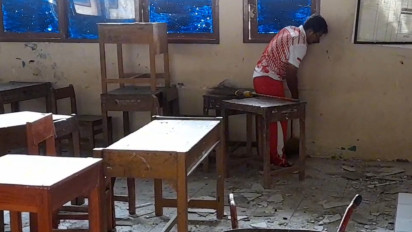 Plafon Ruang Kelas SMPN 2 Tunjungan Blora Ambrol saat Ujian Berlangsung, Satu Siswa Terluka