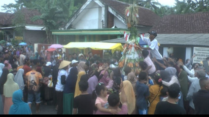 Berharap Berkah dan Selamat dari Musibah Semeru, Warga di Lumajang Gelar Selamatan Desa dan Rebutan Gunungan Hasil Bumi