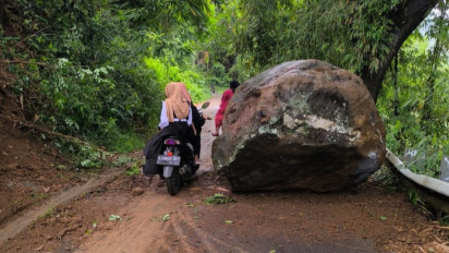 Longsoran Batu Raksasa Menutup Jalan, Aktivitas Warga Dua Desa di Nganjuk Terganggu