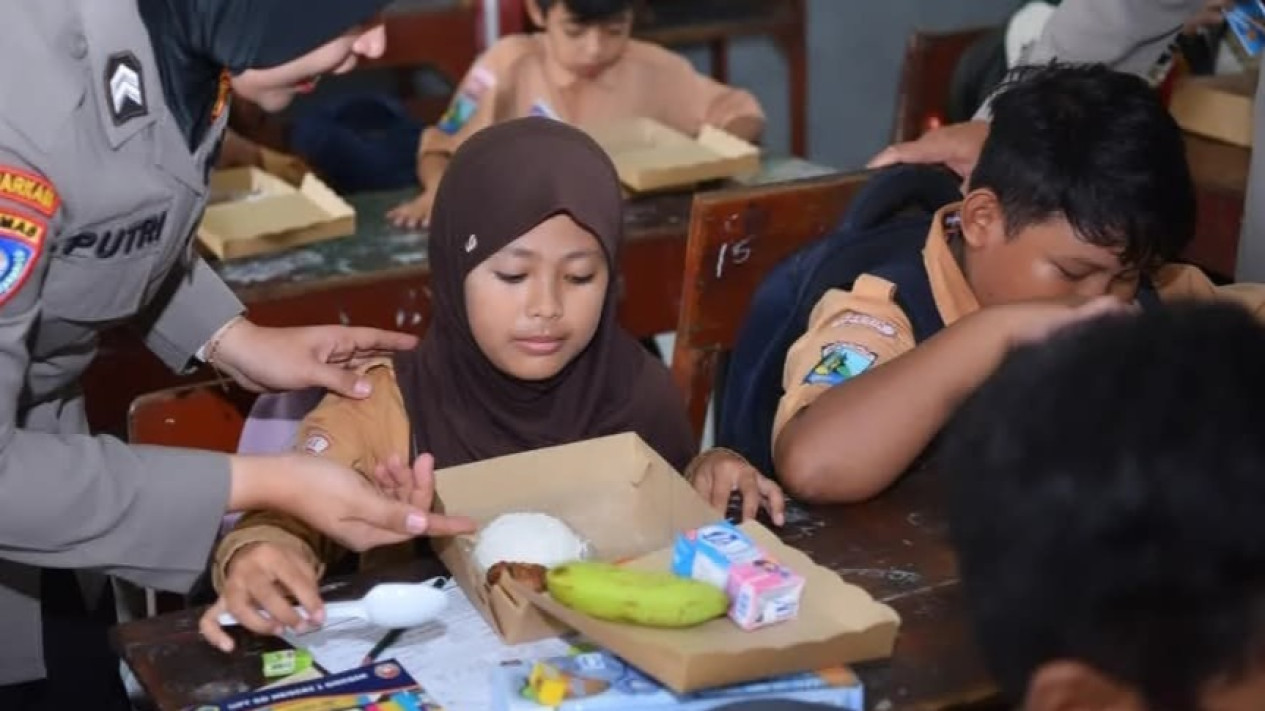 Program Makan Siang Bergizi Gratis Mulai Diuji Coba di Gresik, Ini SD yang Jadi Sasaran
            - galeri foto
