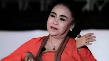 Yati Pesek, Seniman sinden senior