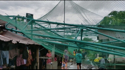 Angin Kencang Sebabkan Jaring Lapangan Golf Timpa Belasan Rumah Warga di Makassar