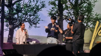 Momen Seru Jung Hae In Masak Klepon dan Beri Suapan Masakannya ke Penggemar di Fan Meeting di Jakarta