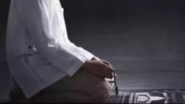 Ilustrasi mengisi amalan zikir selepas shalat