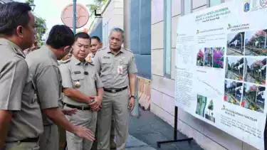 Pemerintah Provinsi DKI Jakarta melalui Dinas Pertamanan dan Hutan Kota (Distamhut) terus berupaya mengurangi risiko kejadian pohon tumbang selama musim hujan demi keamanan dan kenyamanan masyarakat.