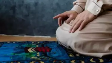 Ilustrasi tahiyat dalam shalat sunnah Awwabin