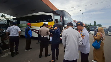 Pemeriksaan Bus Jelang Libur Nataru, Petugas di Brebes Temukan APAR Kadaluarsa Sejak Tahun 2014