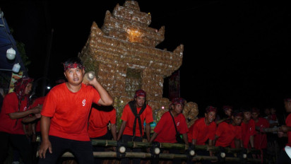 Warga Lumajang Gelar Festival Banjir Tahun ke 6, Usung Replika Candi Berbahan Baku Tahu Goreng Berbobot 2 Ton