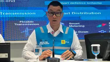 Direktur Utama PT PLN (Persero), Darmawan Prasodjo saat konferensi pers, di KemenBUMN, pada Senin (9/12/2024).