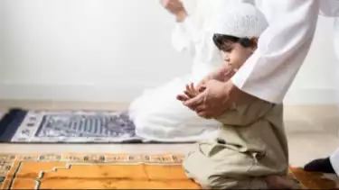 Ilustrasi anak kecil berdoa sebagai amalan di waktu shalat