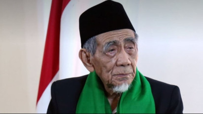 Bakal Diberkahi Allah SWT Mencegah Musibah, Kata Mbah Moen Baca Doa Ini kala Musim Hujan