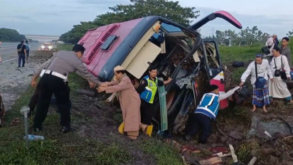Sopir Mengantuk, Bus Tiara Mas Terguling di Parit Tol Ngawi, Belasan Penumpang Luka Ringan